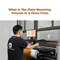 Qual é o processo de montagem de chapas em uma impressora flexográfica?